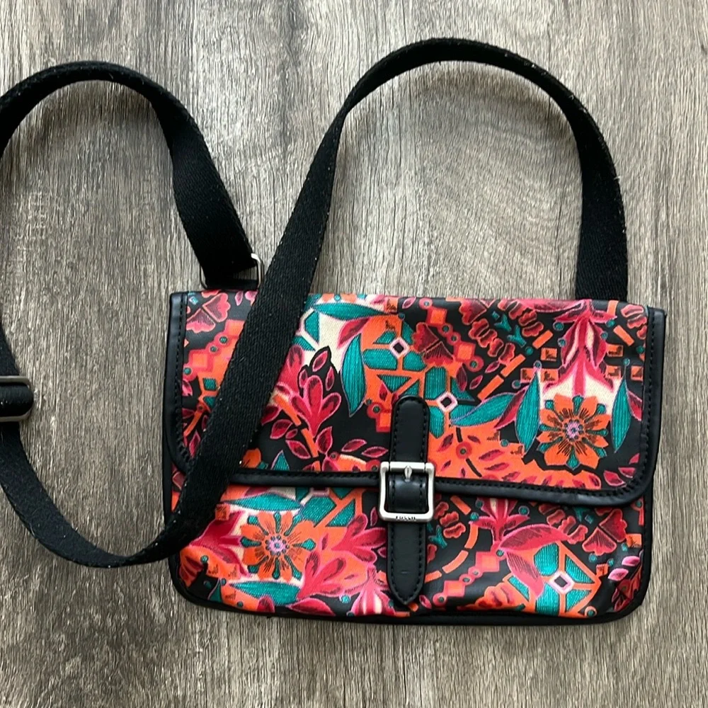 FOSSIL. Cute little crossbody. Perfect for fall. Gentle used condition. 10x6.